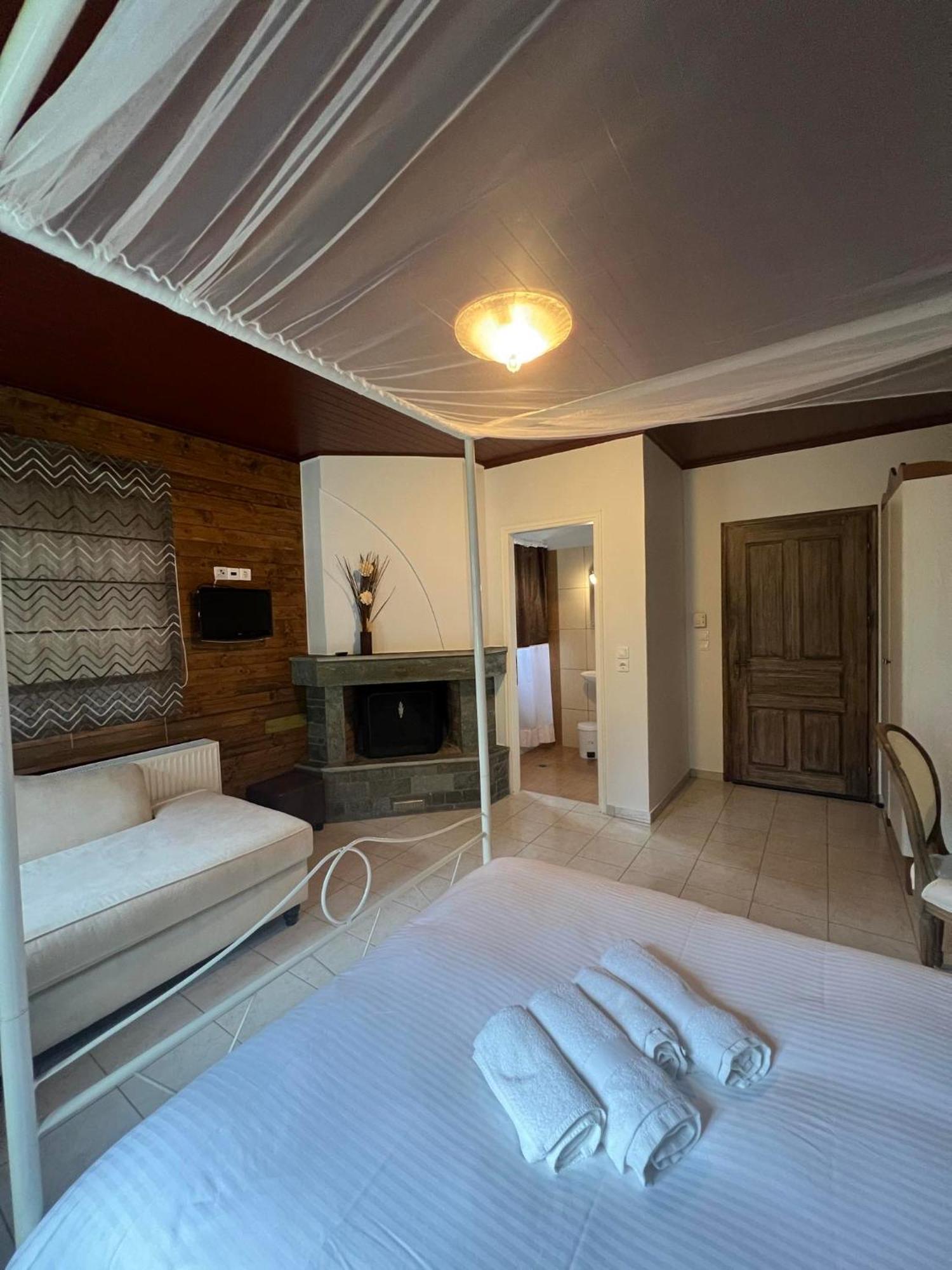 Ikojenia Traditional Lodge Papigko Luaran gambar